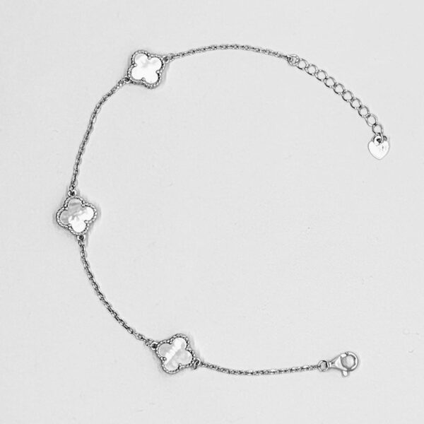 Pulsera con treboles nacar blanco